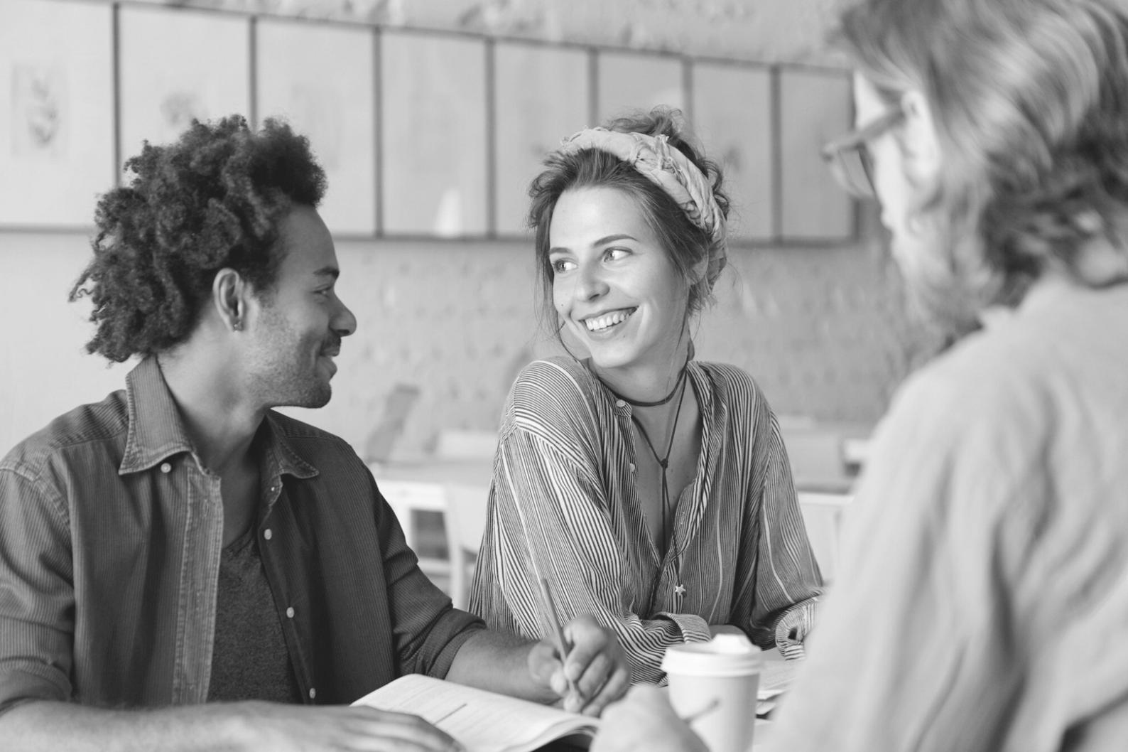 Personas trabajando en planificación financiera colaborativa